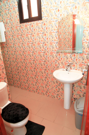 Bathroom 4, Flat Hotel Kandolo Gombe, Kinshasa