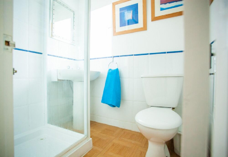 Bathroom, Harbour View Cottage, Cornwall