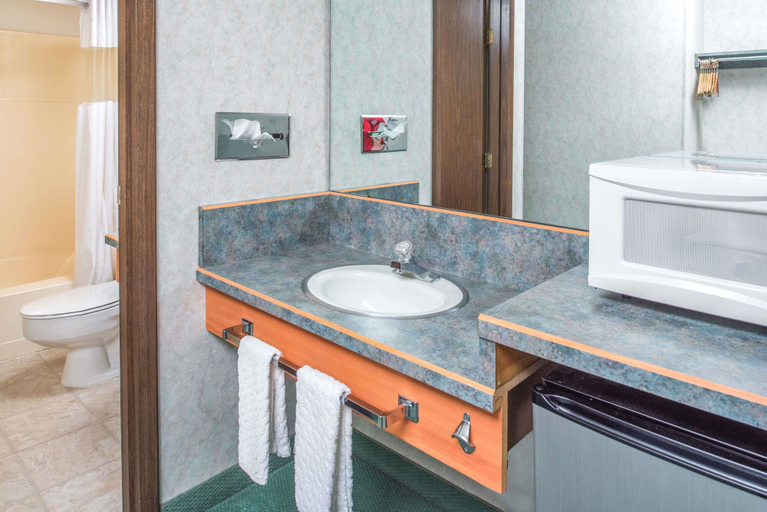 Bathroom 4, Travelodge by Wyndham Kalispell, Flathead