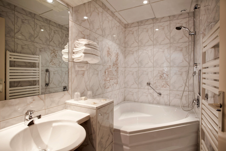 Bathroom 5, Logis Hôtel Arcombelle, Haute-Marne