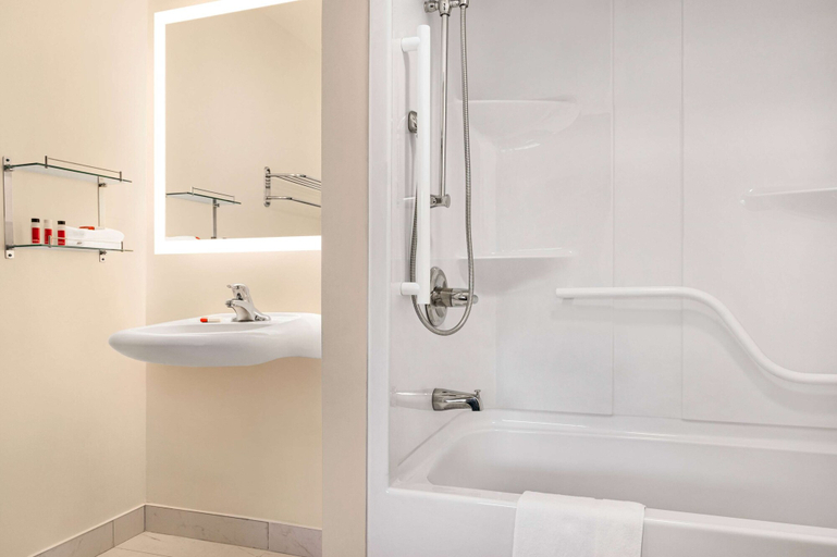 Bathroom 4, Howard Johnson by Wyndham Gravenhurst, Muskoka