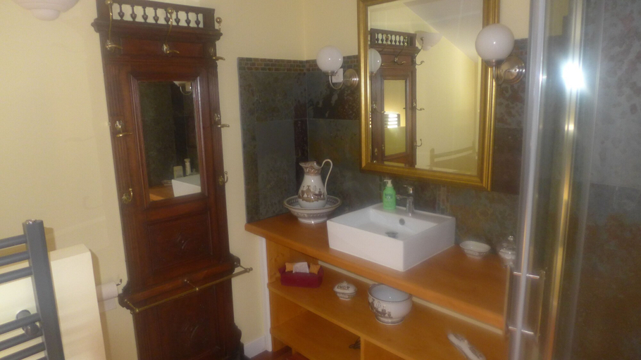 Bathroom 5, Ygeia, Gironde