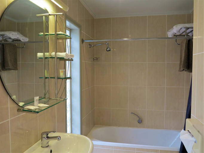 Bathroom 5, Shangri La Gardens, Wynnum West