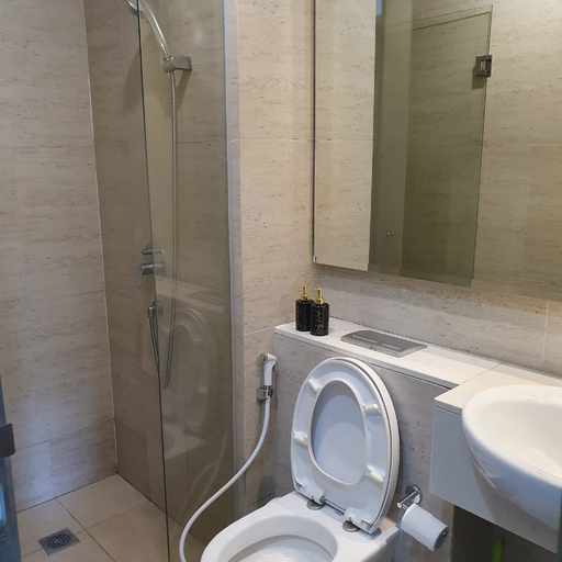 Bathroom 5, Apartement Taman Anggrek Residence by UniQRoom, West Jakarta
