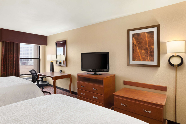 Bedroom 3, Hampton Inn Wichita-East, Sedgwick