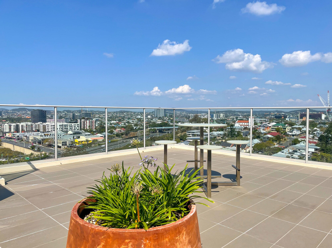 Exterior & Views 6