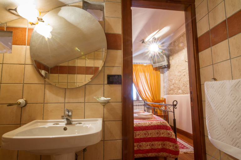 Bathroom 2, Agriturismo Falode, Caserta