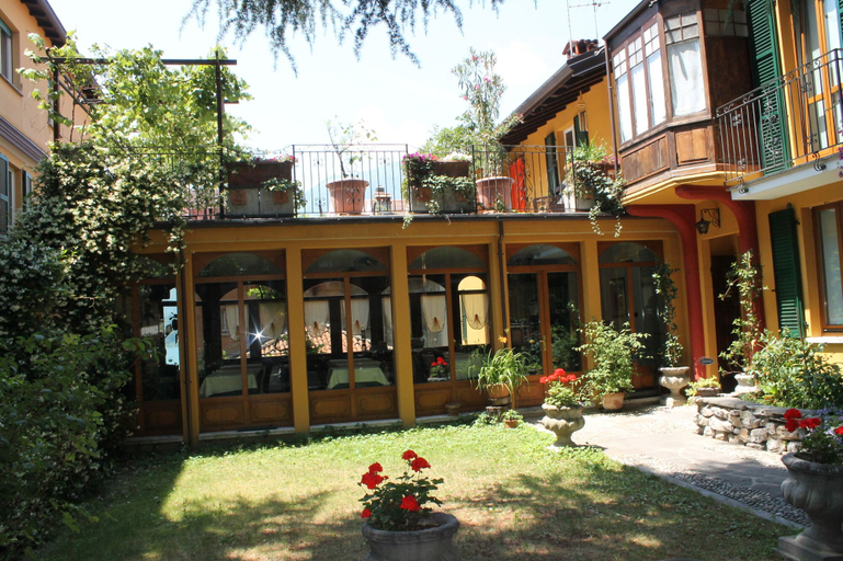 Exterior & Views