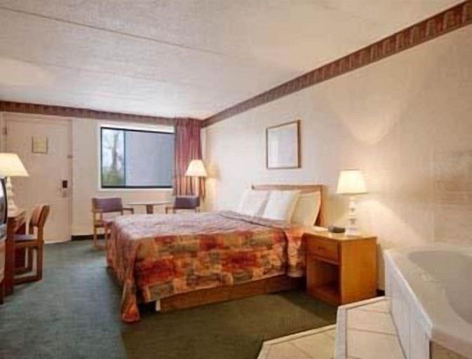 Bedroom 3, Days Inn by Wyndham Greeneville, Greene