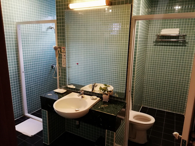 Bathroom 4, Holiday Place, Kuala Lumpur