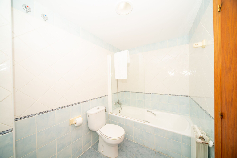 Bathroom 5, Hotel Branka, Vizcaya