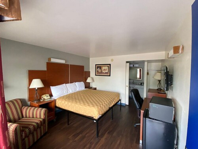 Bedroom 4, Travelodge by Wyndham Albuquerque West, Bernalillo