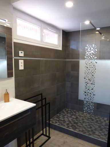 Bathroom 5, La Colline aux Yeux Doubs, Doubs