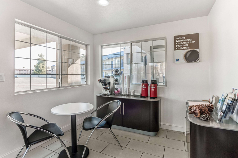 Food & Drinks 5, Motel 6 Visalia, CA, Tulare