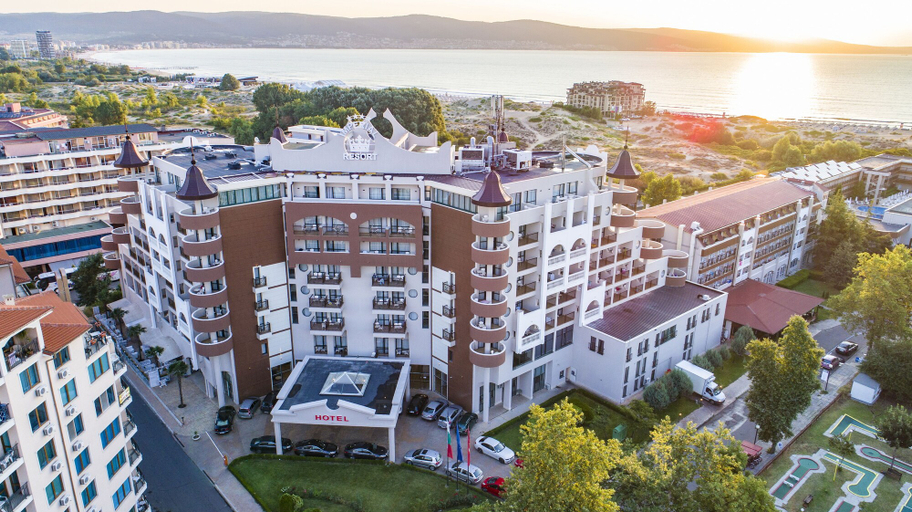 Exterior & Views
