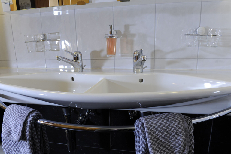 Bathroom 4, Hotel Capricorn, Visp
