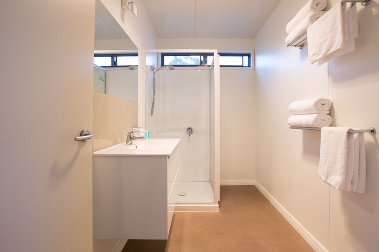 Bathroom 3, Swansea Beach Chalets, Glamorgan-Spring Bay