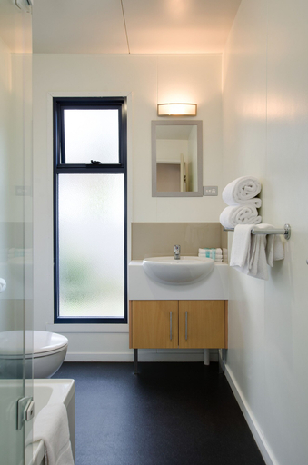 Bathroom 3, Swansea Beach Chalets, Glamorgan-Spring Bay