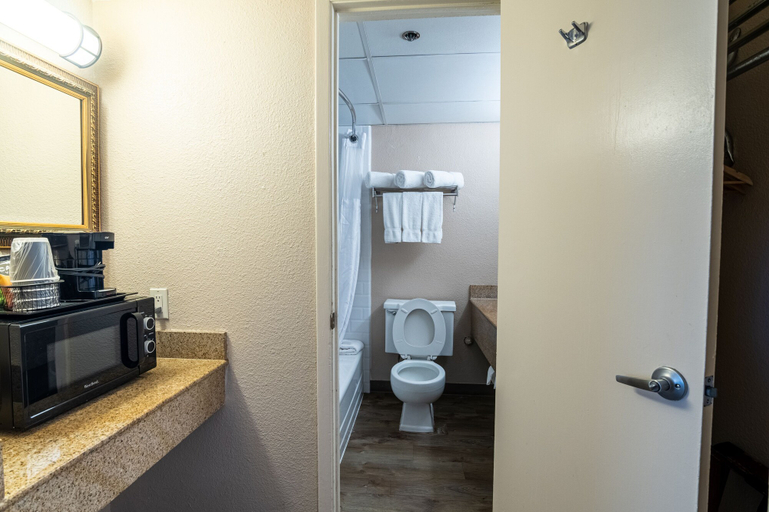 Bathroom 4, Emerald Beach Hotel, Nueces