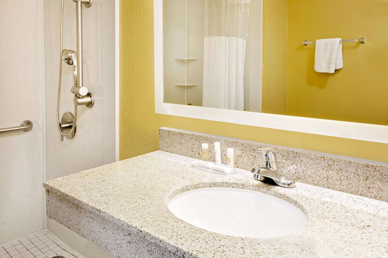 Bathroom 4, Days Inn by Wyndham Demopolis, Marengo
