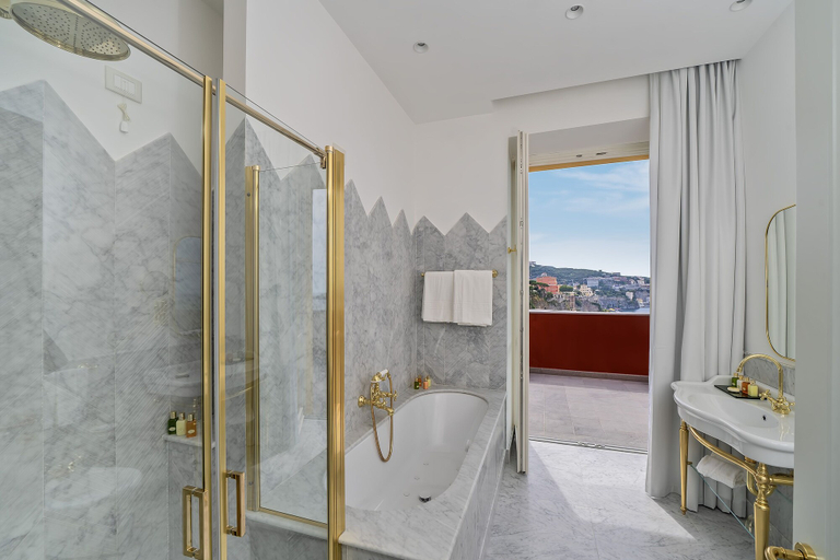 Bathroom 5, Hotel Lorelei Londres, Napoli