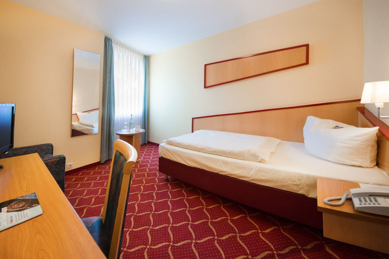 Bedroom 4, Montana Hotel Nürnberg-West, Fürth