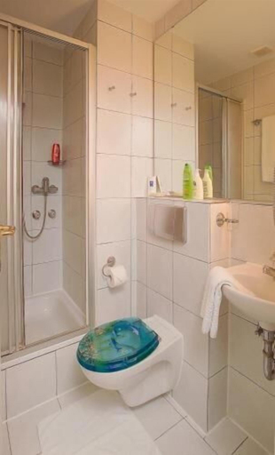 Bathroom 5, Hotel Garni Frankfurt, Frankfurt am Main