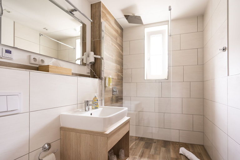 Bathroom 5, Cityhotel Bernburg, Salzlandkreis