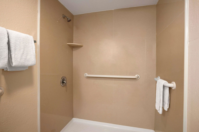 Bathroom 4, Super 8 by Wyndham Rahway/Newark, Union