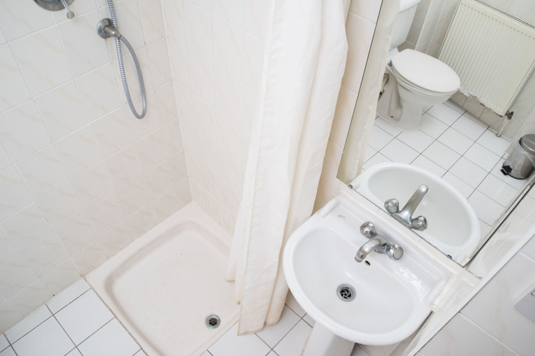 Bathroom 4, Seymour Hotel, London