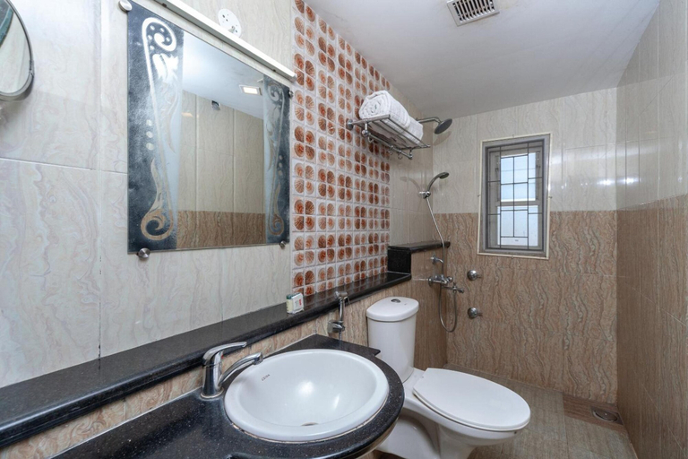 Bathroom 4, Hotel Sumi Palace, Thanjavur