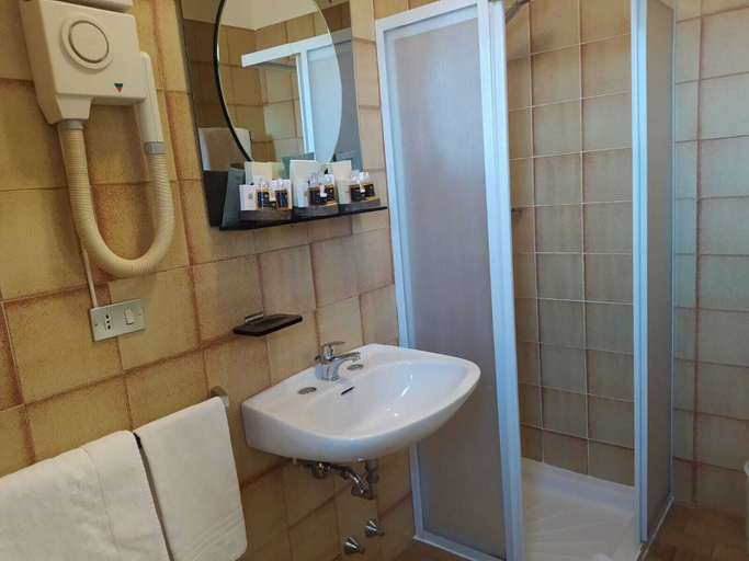 Bathroom 4, Hotel Baiardo, Novara