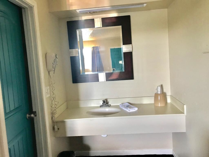 Bathroom 3, Lakeside inn, McIntosh