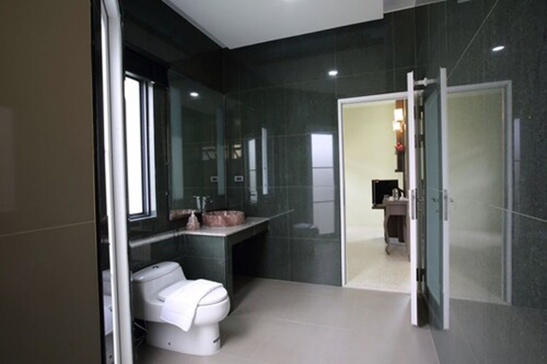 Bathroom 4, Wis Beach Khanom, Khanom