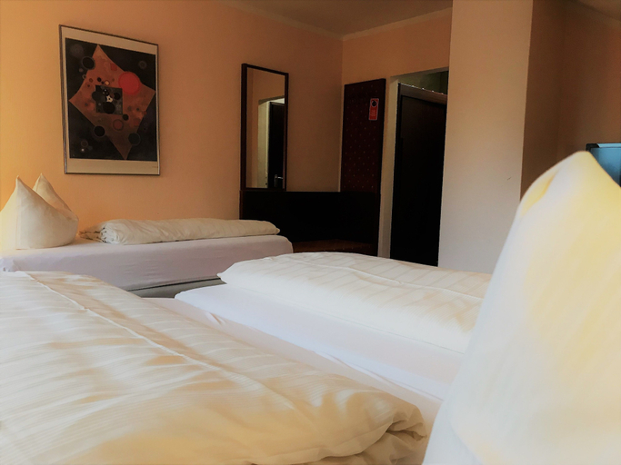 Bedroom 2, Senator Hotel, Bielefeld