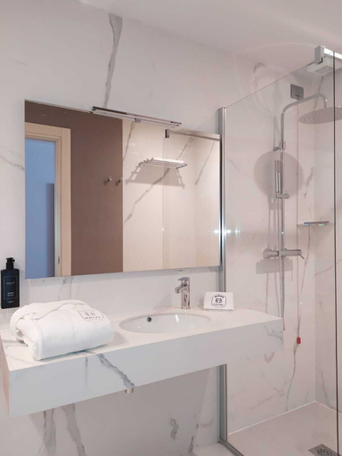 Bathroom 3, Hotel Byron, La Spezia