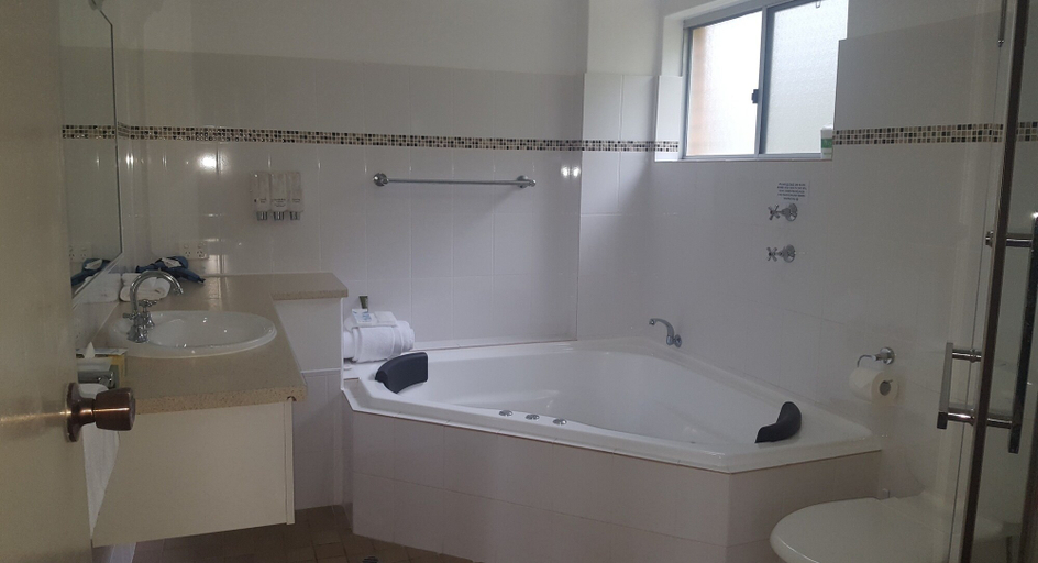 Bathroom 3, Sanctuary Resort & TreeHouse Restaurant, Coffs Harbour - Pt A