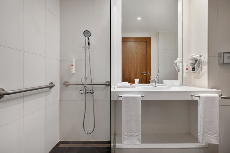 Bathroom 4, Ramada by Wyndham Lisbon, Lisbon