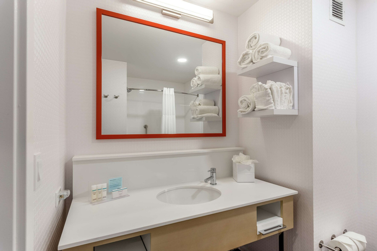 Bedroom 4, Hampton Inn Oakland Downtown-City Center, Alameda