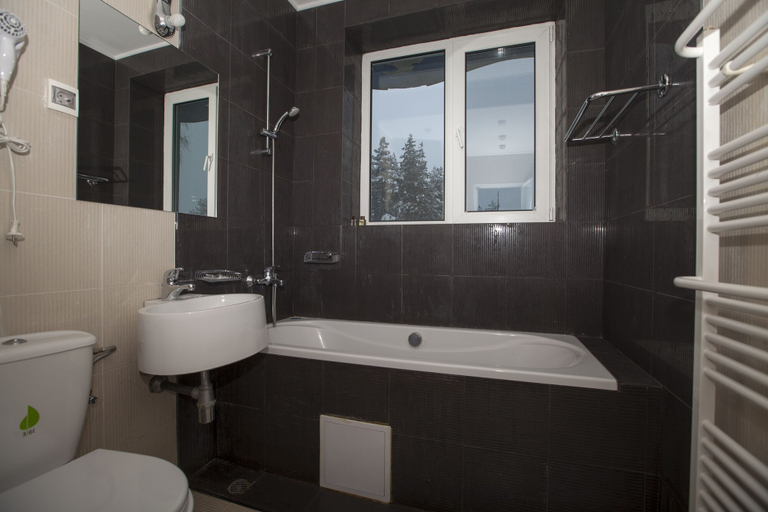 Bathroom 4, Family Hotel Saint George, Stolichna