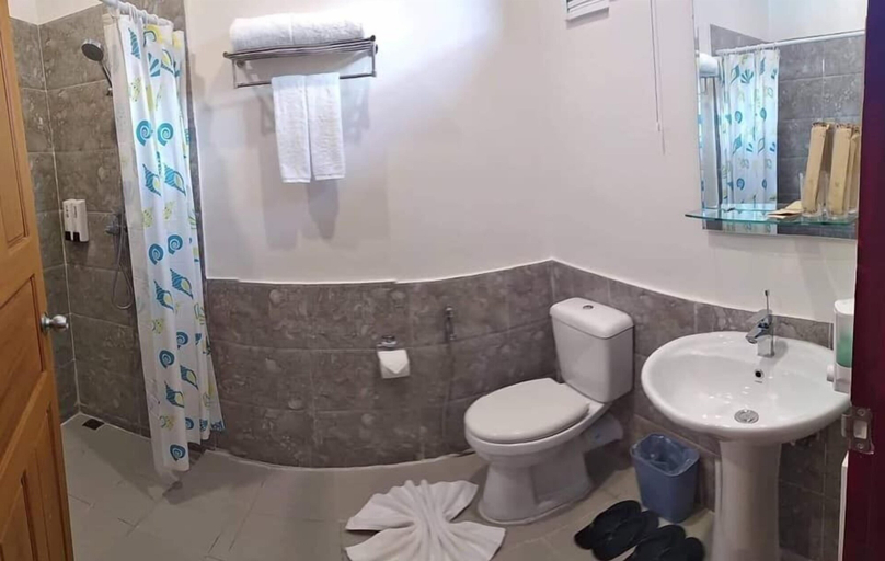 Bathroom, Silver Lake Hotel, Taunggye