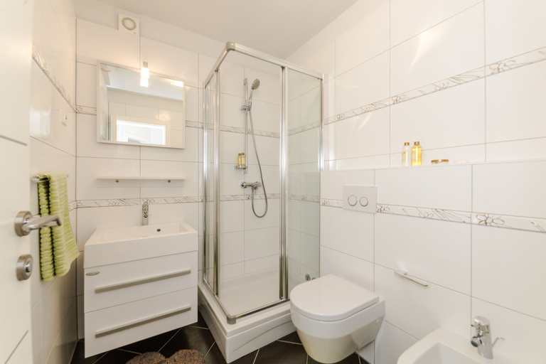 Bathroom 4, Suva Punta, Vir