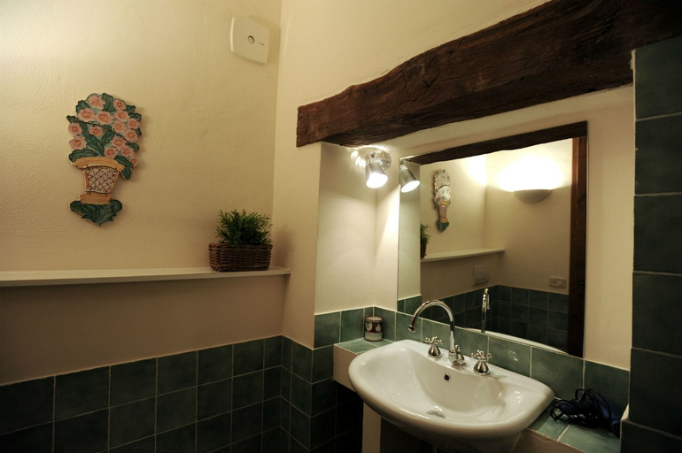 Bathroom 5, Orto di Oliva, Fermo