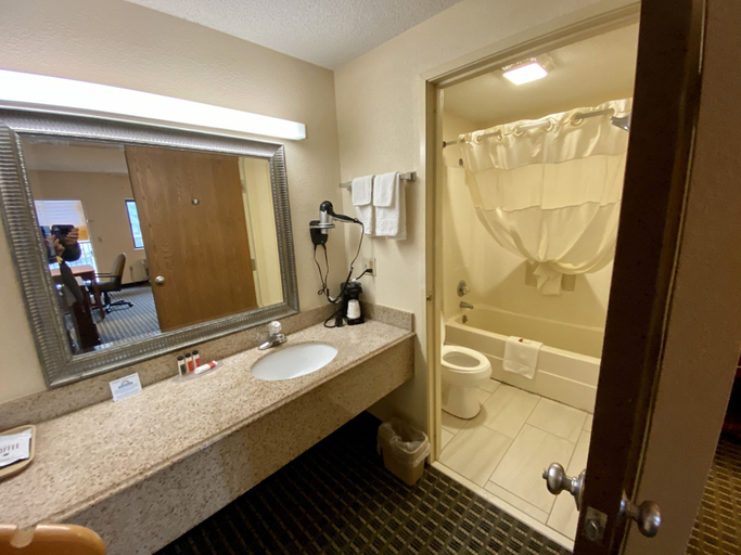 Bathroom 4, Days Inn by Wyndham Morehead, Rowan