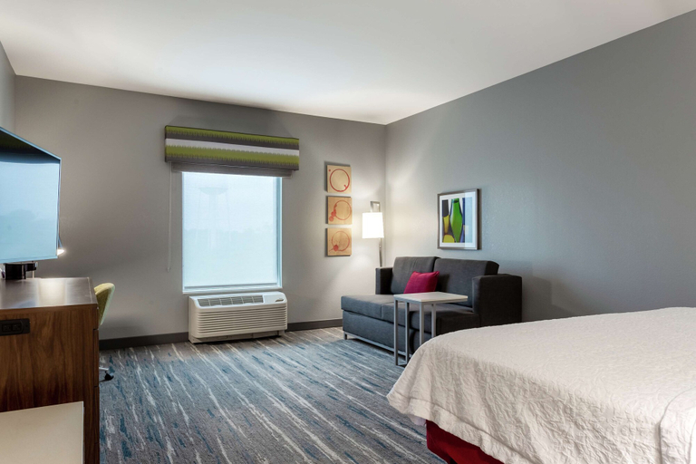 Bedroom 3, Hampton Inn Madison, Lake