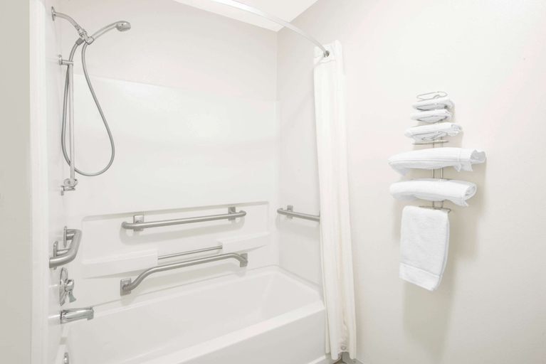 Bathroom 4, Super 8 by Wyndham Fort Sumner, Debaca