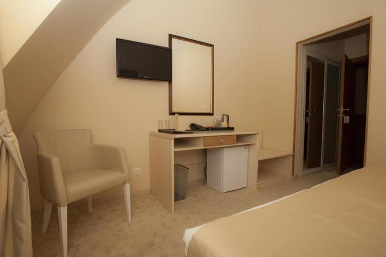 Bedroom 3, Family Hotel Saint George, Stolichna