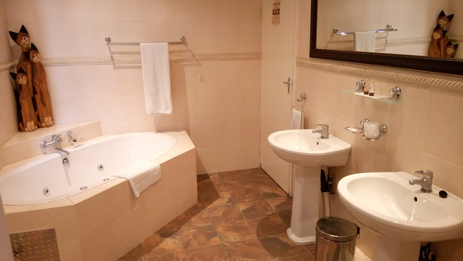 Bathroom 4, Royal Hotel Ladysmith, Uthukela
