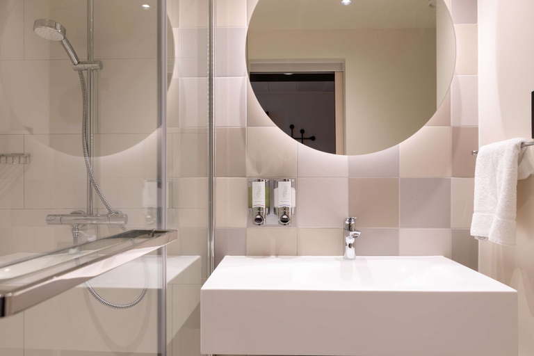 Bathroom 4, Hampton by Hilton Ashford International, Kent