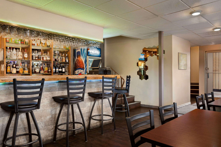 Food & Drinks 5, Travelodge by Wyndham Kenora, Kenora